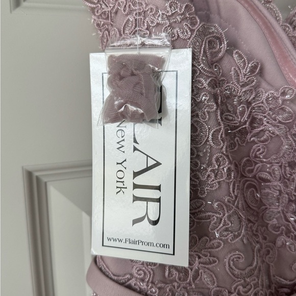 Flair New York Dusty Pink Embroidered Lace Prom Gown With Straps Size 8 NEW - Picture 10 of 15